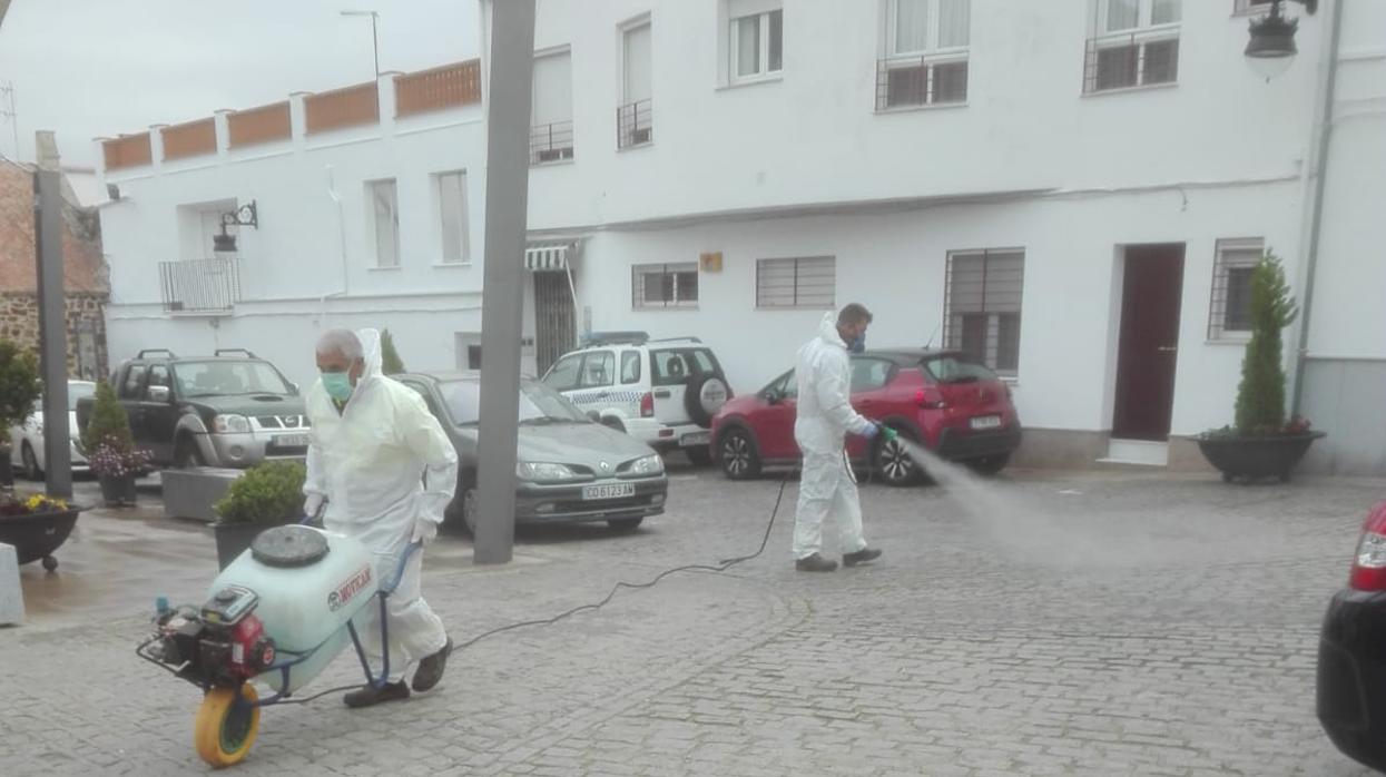 Tareas de desinfección en Santa Eufemia en marzo, pocos días después de declararse el estado de alarma