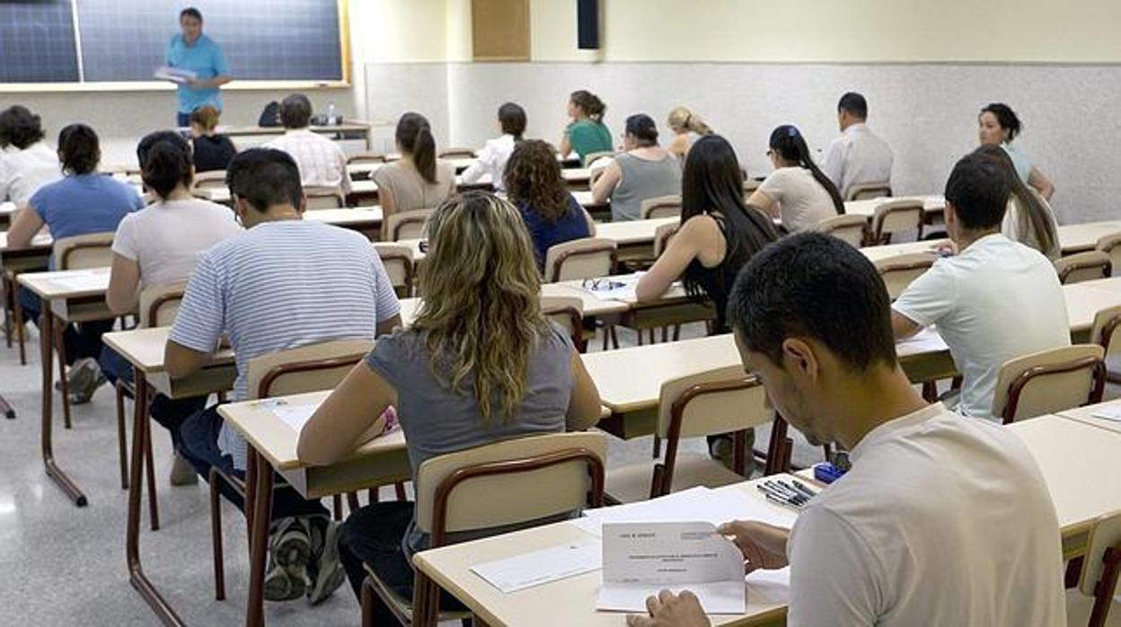 Opositores durante la celebración de un examen