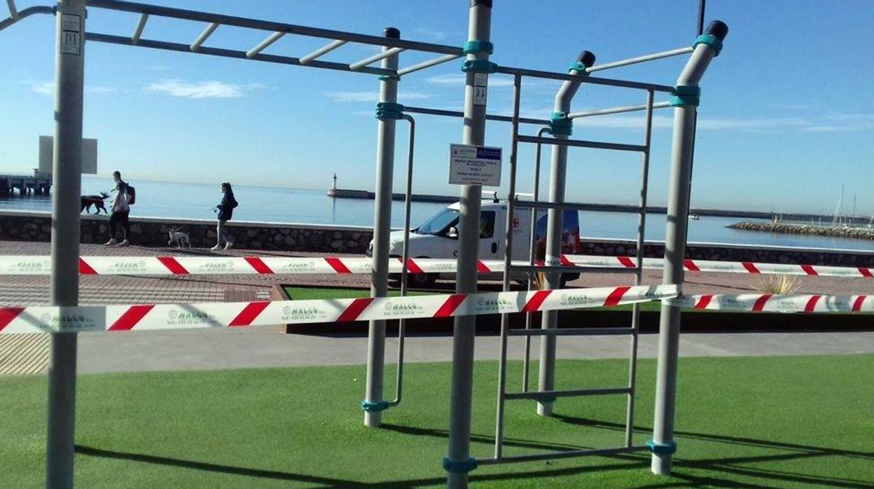 Parque de gimnasia precintado en el paseo marítimo de Almería capital