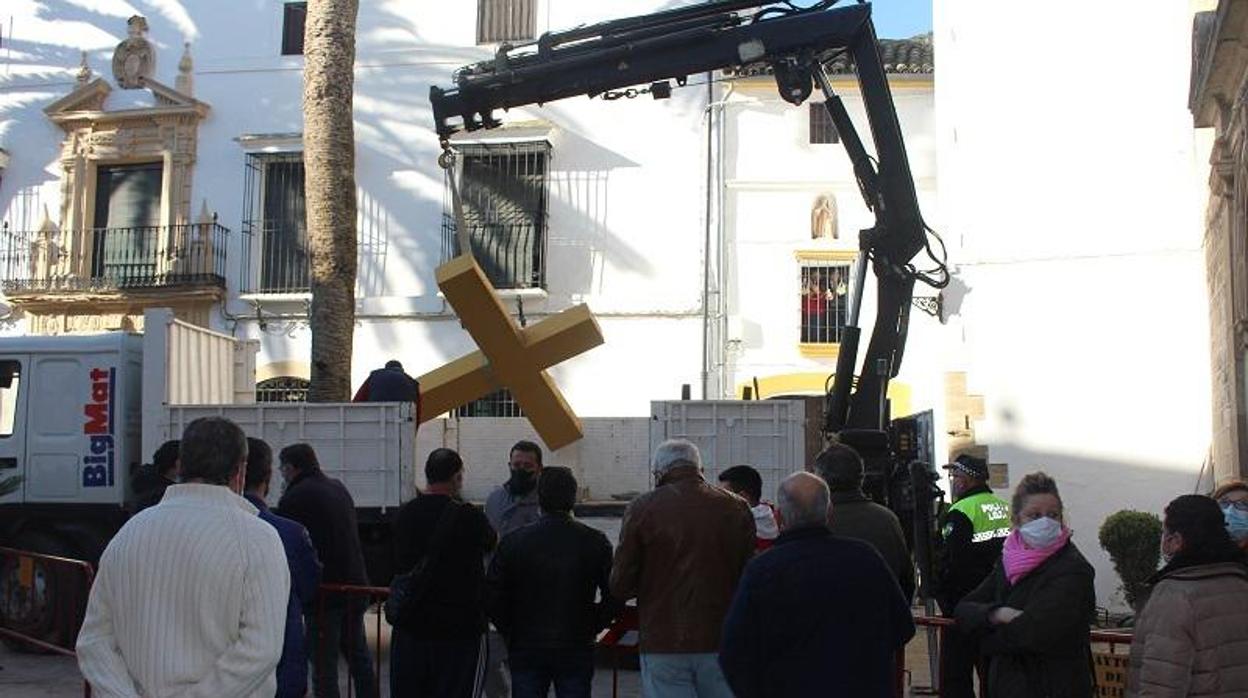 Retirada de la curz de Aguilar de la Frontera este pasado martes