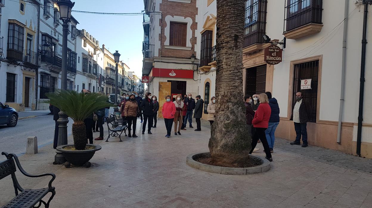 Cocnentración en protesta por la retirada de la Cruz