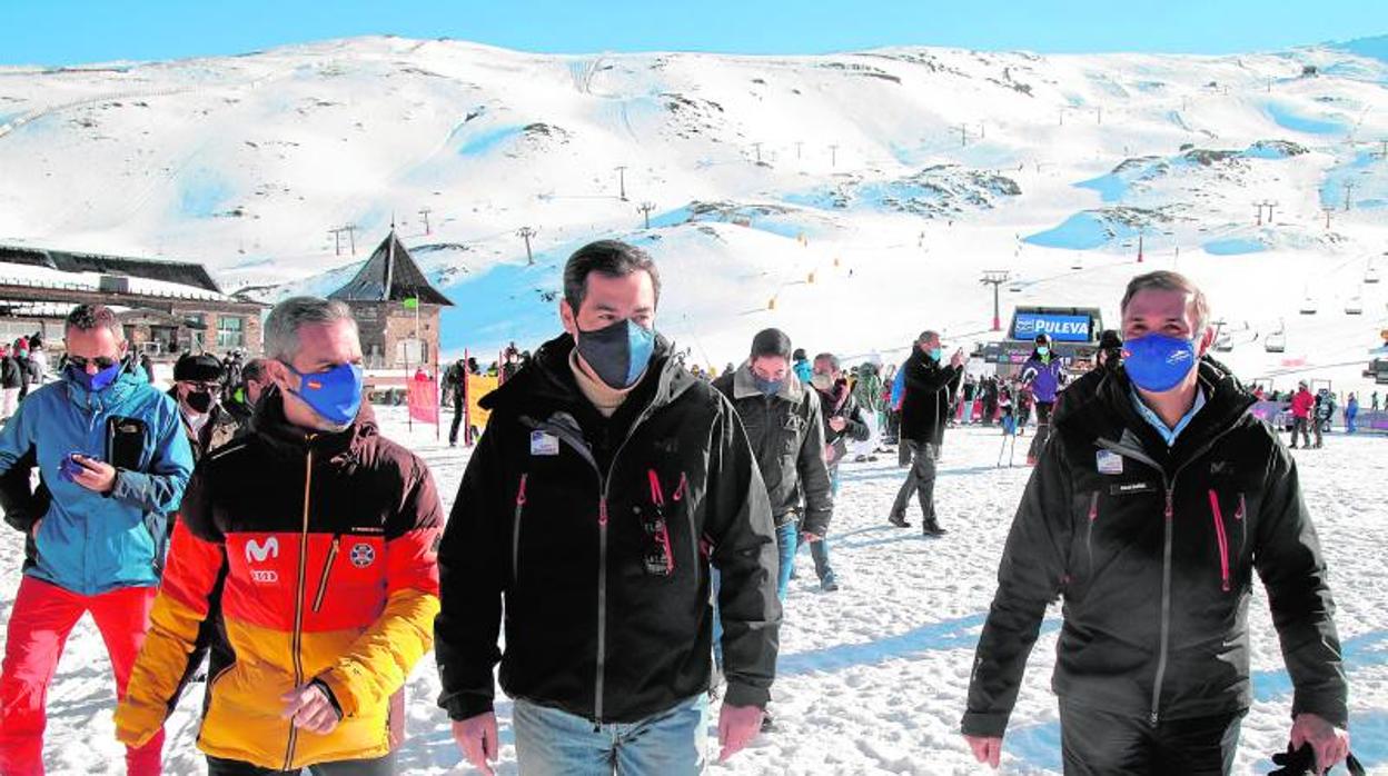 El presidente de la Junta de Andalucía, Juanma Moreno visitó en diciembre la estación de esquí de Sierra Nevada, donde supervisó la apertura de la temporada