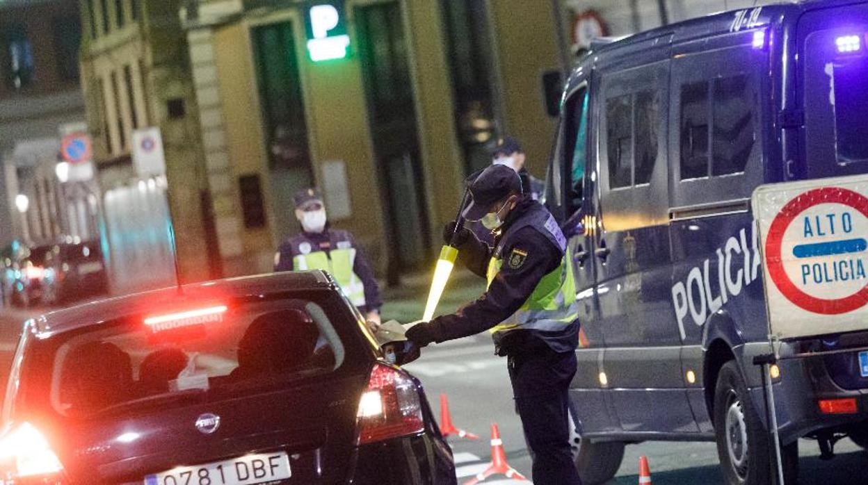 Un policía durante un control por el toque de queda