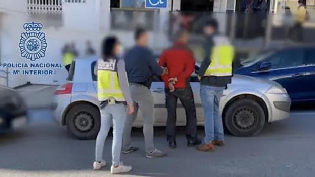 Tres vigilantes de seguridad dan una paliza a un compañero para asaltar casas de lujo en Estepona