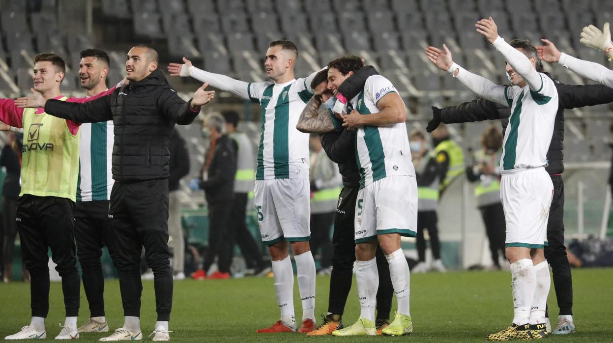 Los jugadores del Córdoba celebran una victoria en El Arcángel