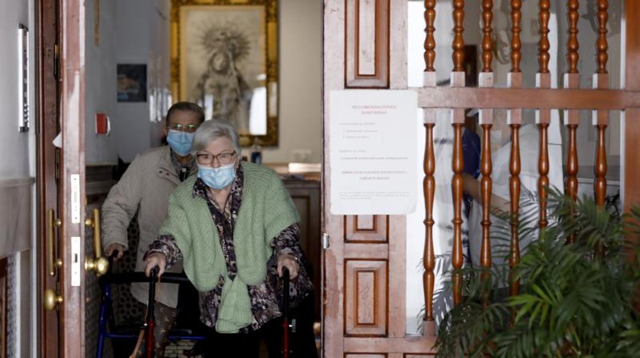 Dos ancianas, en la residencia de Los Dolores, que ya ha recibido la segunda dosis