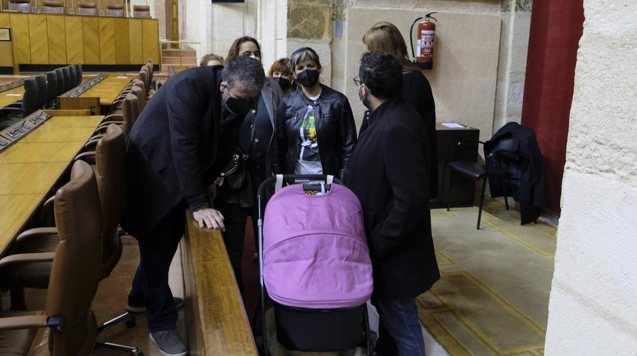 Teresa Rodríguez, con su bebé en los escaños del Parlamento andaluz