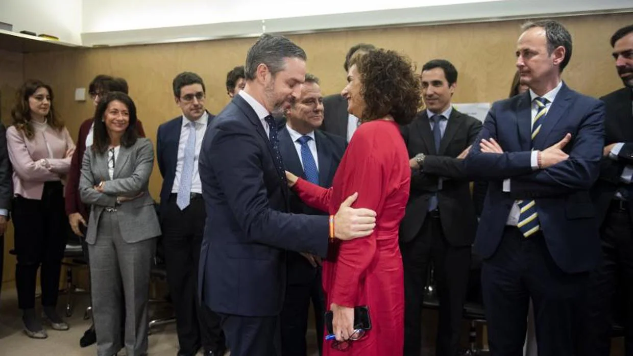 La ministra María Jesús Montero saluda al consejero de Hacienda, Juan Bravo