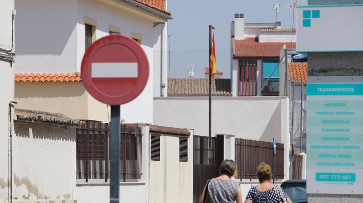 Dos mujeres pasean por una de las calles de Pozoblanco