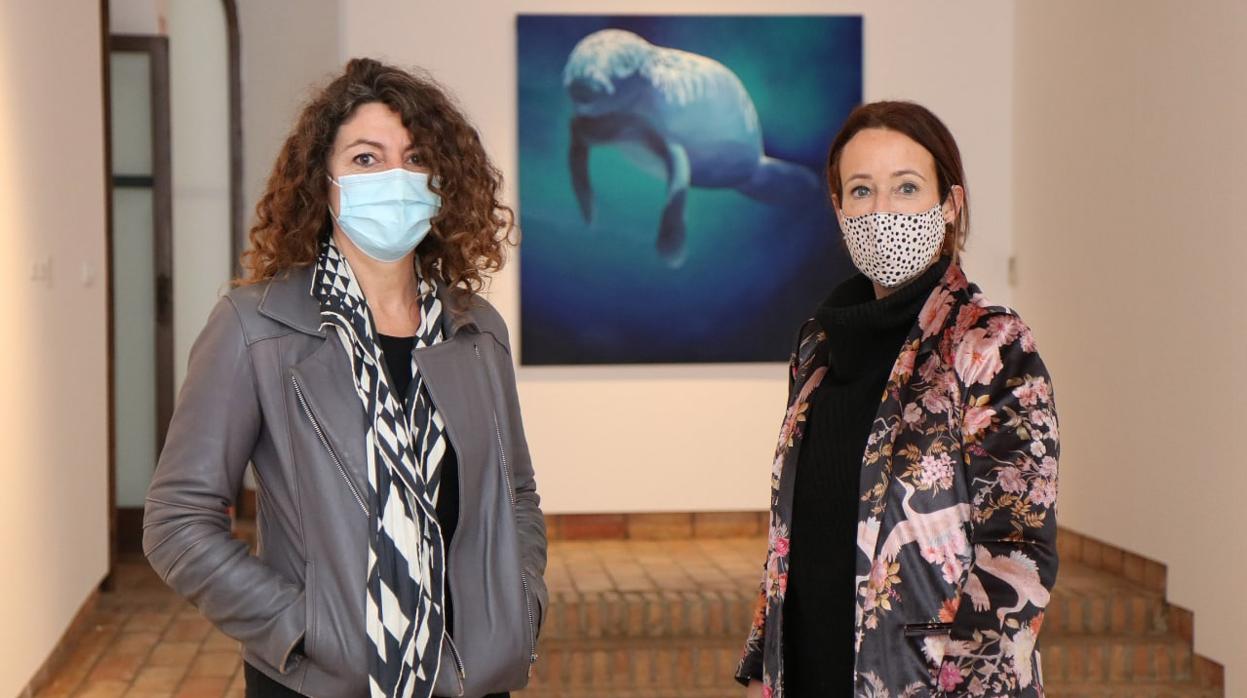 La artista Ana Martínez y la edil Marián Aguilar, con una de las obras