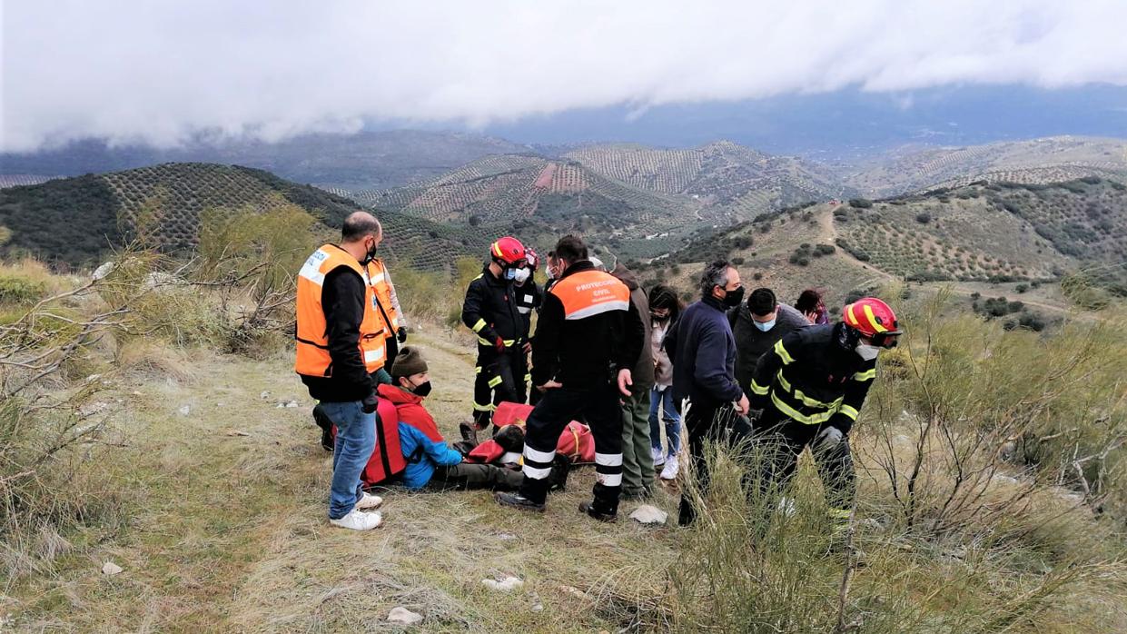 Rescate del joven herido en la sierra de la Tiñosa por voluntarios de Protección Civil y Bomberos