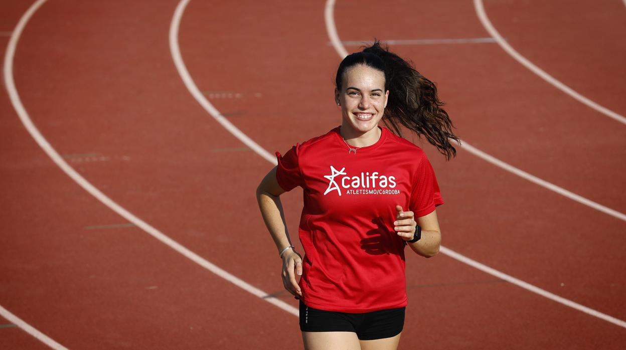 La velocista Carmen Avilés, en la pista del Fontanar en Córdoba