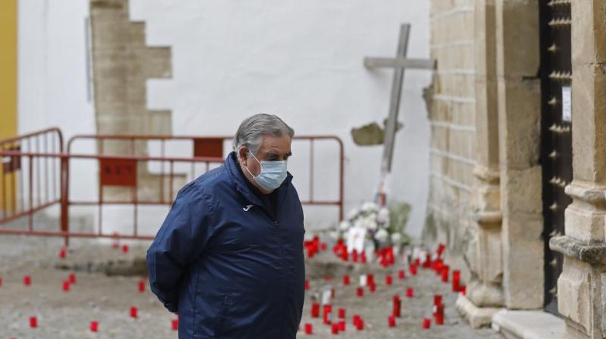 Un ciudadano, este sábado junto al lugar en el estaba la cruz retirada