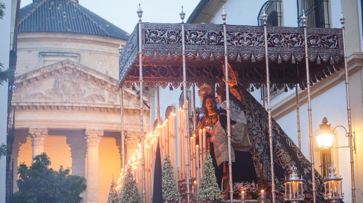 Paso de palio de Nuestra Señora del Desconsuelo en su Soledad