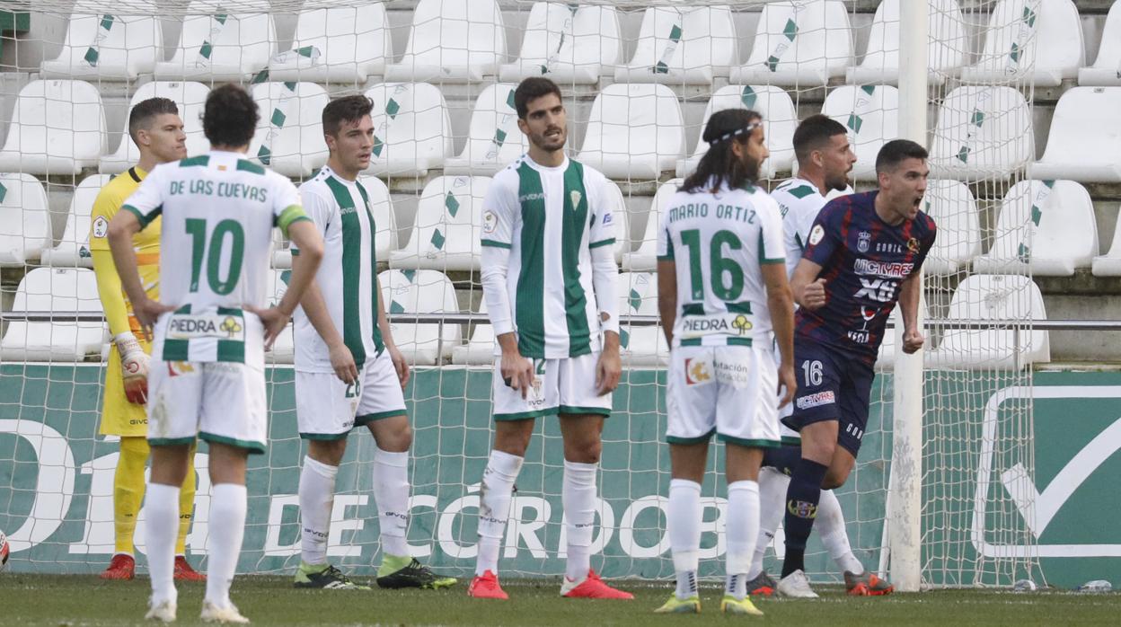 Zambrano celebra el primer gol del Yeclano este domingo en El Arcángel