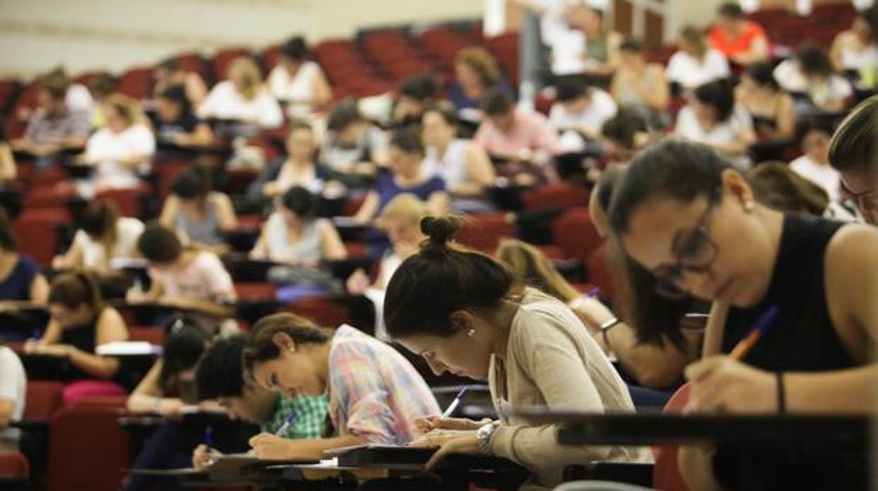 Opositores durante la realización de un examen