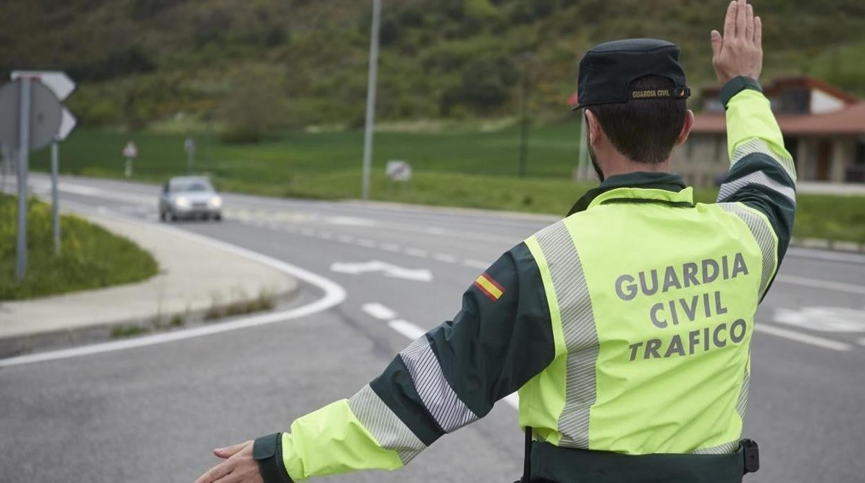 Agente de la Guardia Civil en un control a las afueras de un municipio