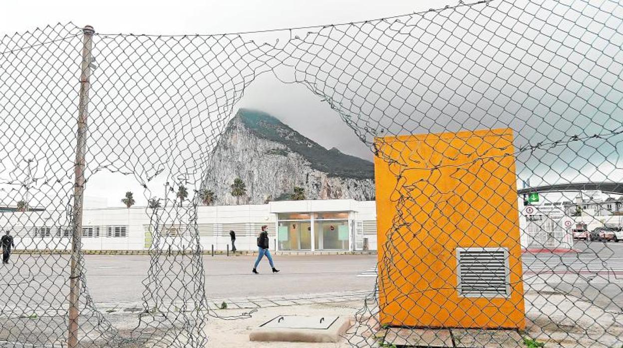 Personas entrando al Peñón en la frontera con La Línea de la Concepción