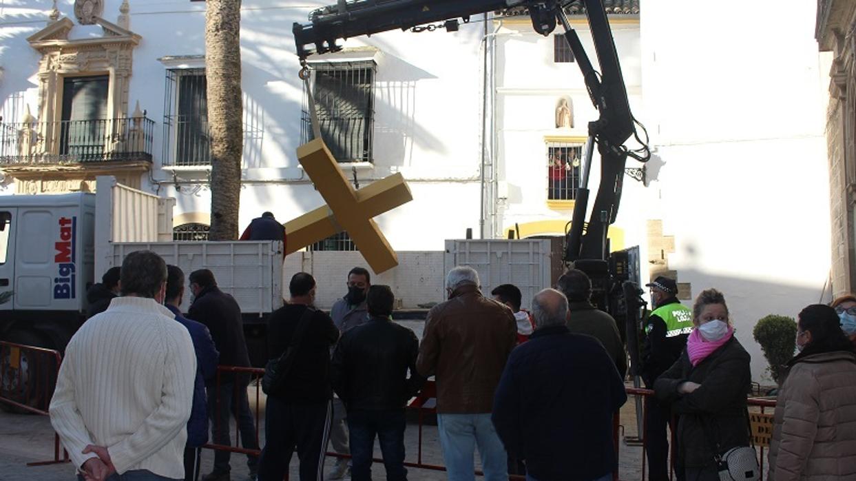 Un momento de la polémica retirada de la Cruz de las Descalzas en Aguilar de la Frontera