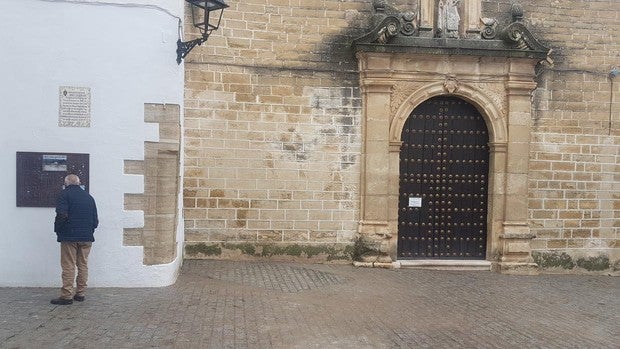 Cruz de Aguilar | El Ayuntamiento retira las cruces de madera y ofrendas en la plaza de las Descalzas