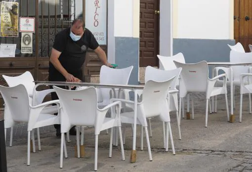 Un hostelero de Almodóvar del Río limpia su terraza