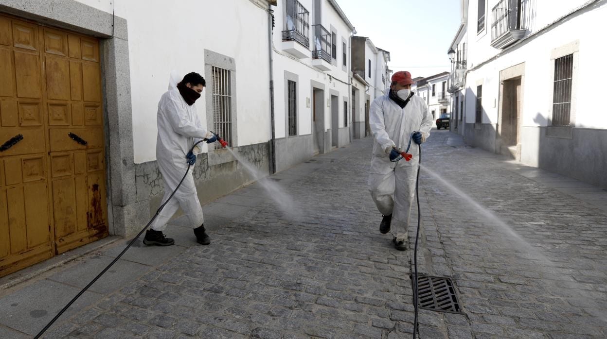 Dos operarios desinfectan las calles de Añora en los primeros días de su confinamiento