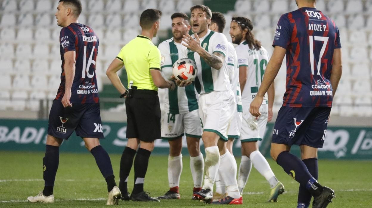 Piovaccari protesta el gol anulado al Córdoba ante el Yeclano