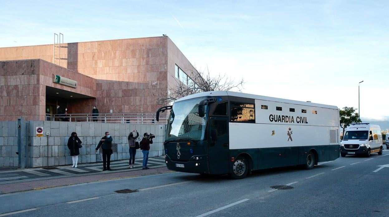 Furgón de la Guardia Civil en el que ha sido trasladado «El Melillero» desde la prisión de Alhaurín de la Torre