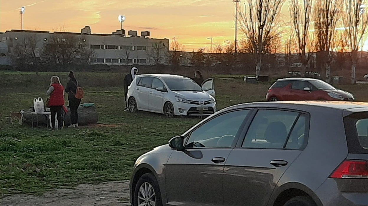 Vecinos de Santa Fe con sus coches en explanadas lejanas a los edificios