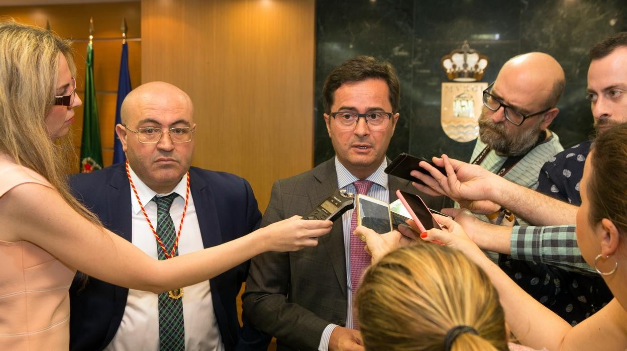 Juan José Bonilla y Francisco Góngora en el momento de anunciar el pacto en 2019.