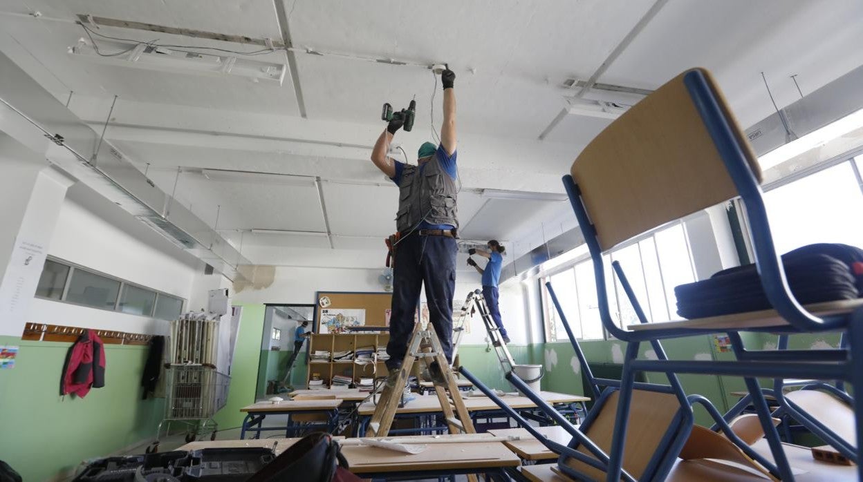 Trabajos de climatizacion en el colegio Fernán Pérez Oliva de Córdoba el pasado mayo