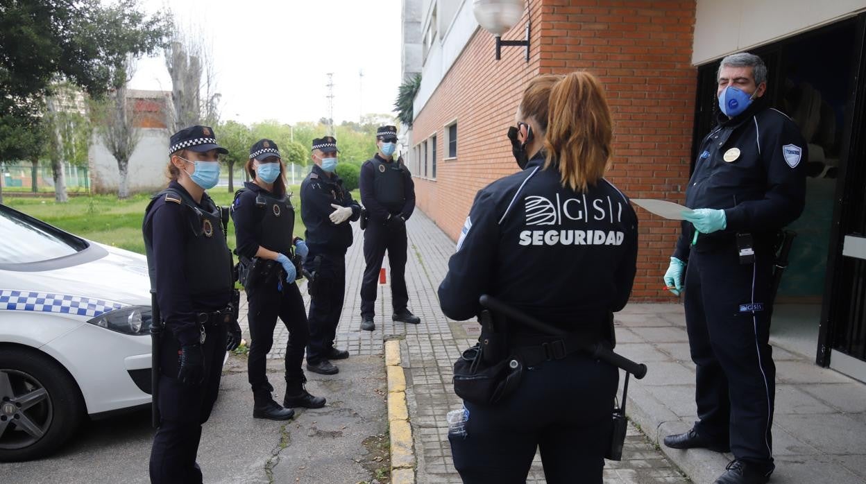 Patrulla de la Policía Local de Córdoba durante la crisis del coronavirus