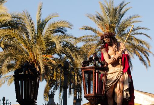 El Señor de los Afligidos en su Presentación al Pueblo, durante su procesión por su barrio de Cañero