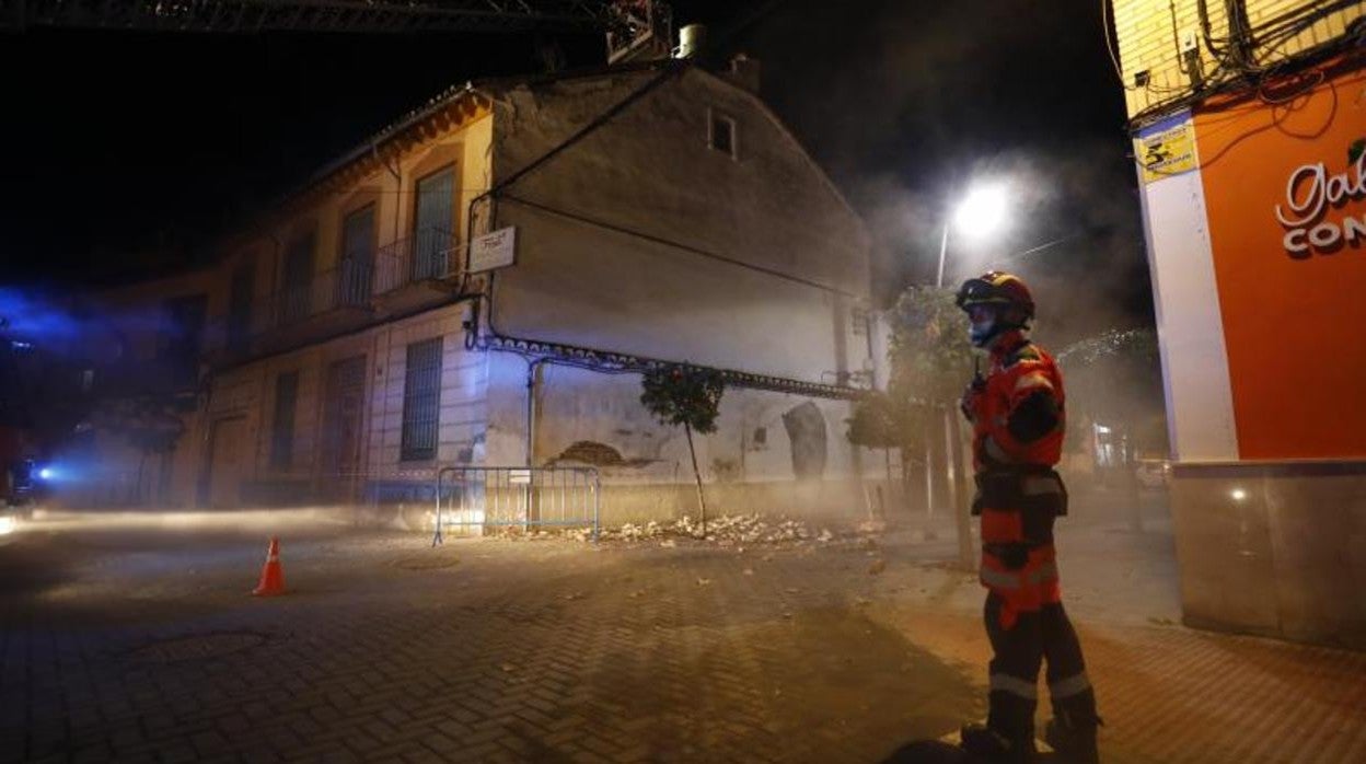 Los bomberos de Santa Fe inspeccionan las calles por si hubiera grandes desperfectos