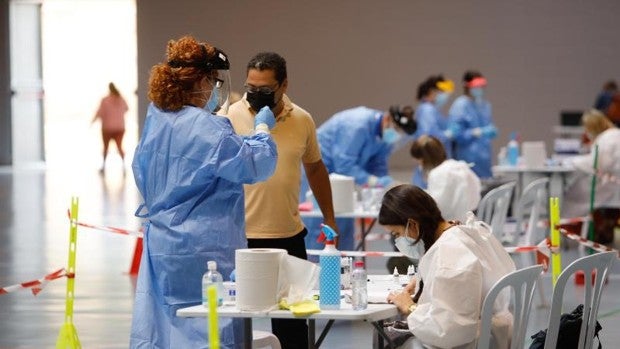 Los contagios se duplican en 24 horas y rompen la tendencia a la baja de la tercera ola en Andalucía