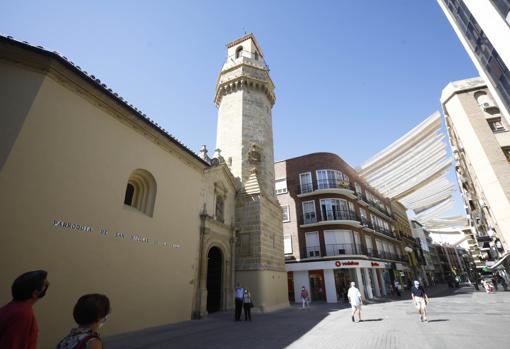 Fachada principal y torre de la Parroquia de San Nicolás