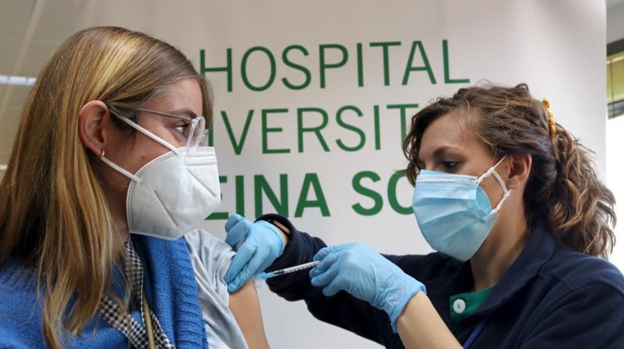 Vacunación a personal sanitario en el Hospital Reina Sofía