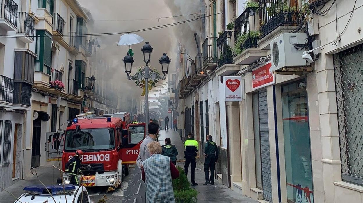 Imagen del incendio ocurrido esta mañana en la calle Amador de los Rios de Baena