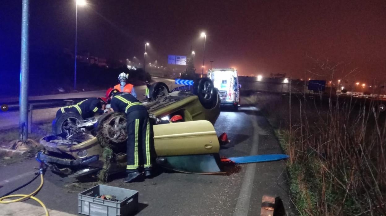 Imagen difundida por las redes sociales en las ue aparece el coche volcado en una vía de acceso a la N-331