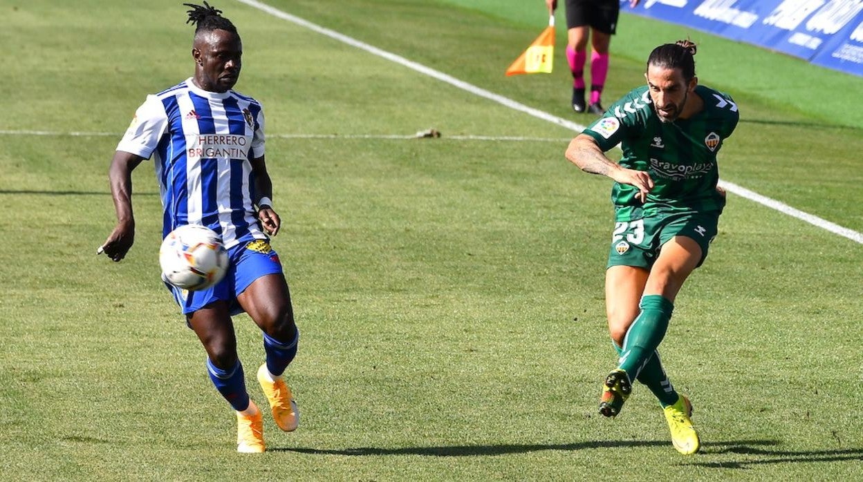 Moussa Sidibé, a la izquierda, segundo fichaje del Córdoba CF