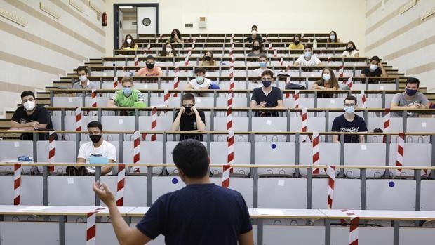 El debate universitario: estudiar segundo de Covid-19