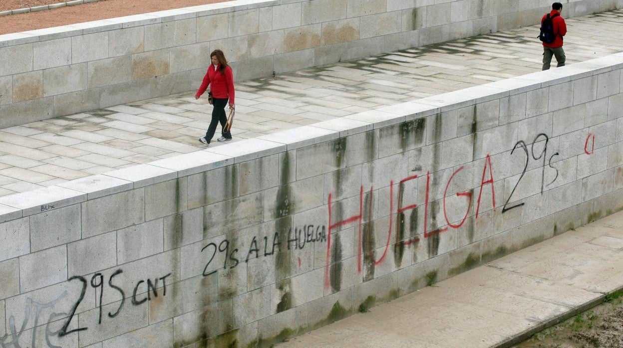 Dos personas pasean por el Balcón del Guadalquivir en una imagen de archivo