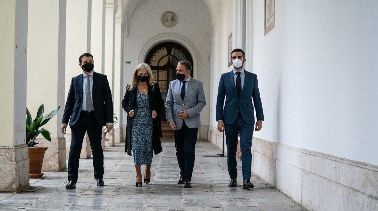 Bellido, a la izquierda, junto a los consejeros de Cultura y Presidencia y el alcalde de Almería