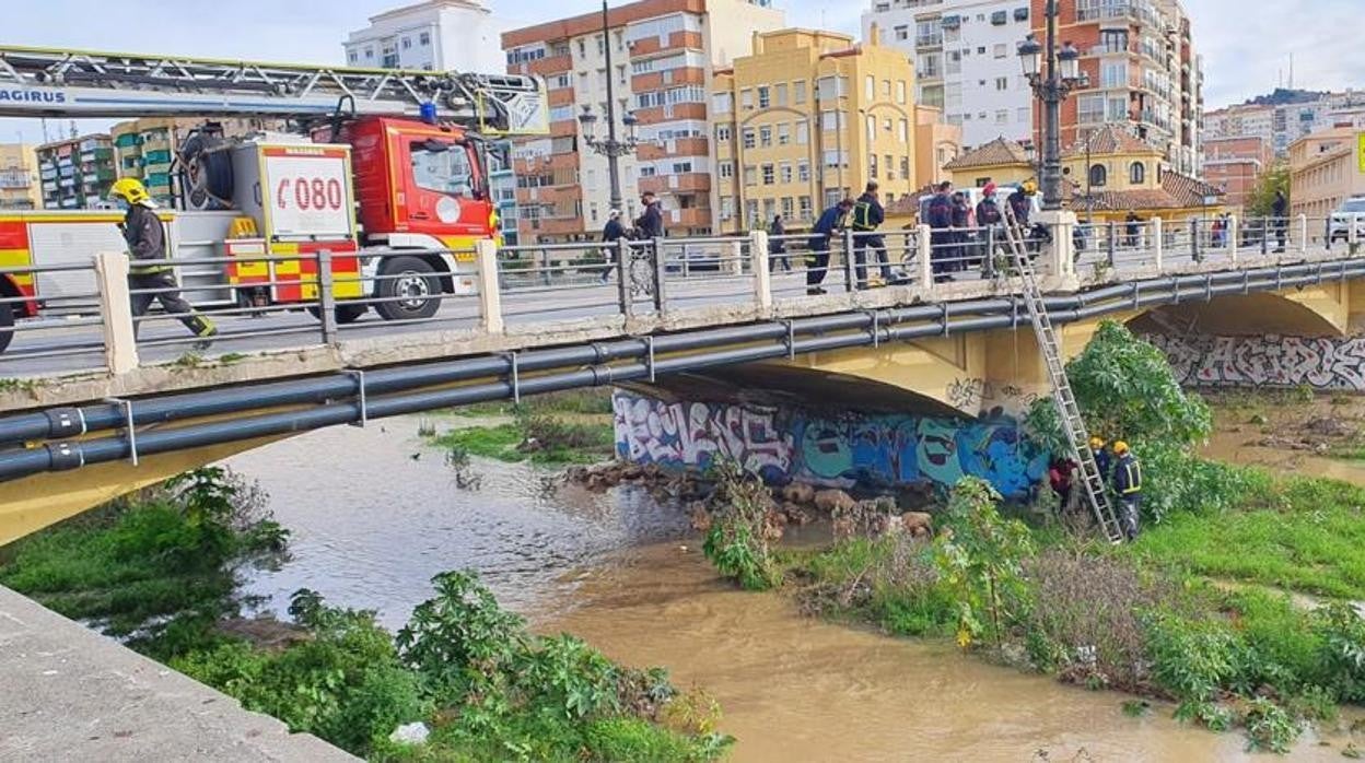 Los bomberos socorren a la mujer atrapada en el cauce