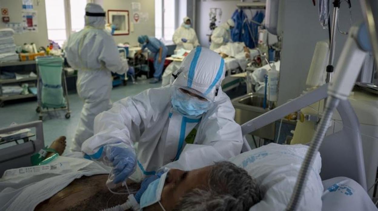 Personal sanitario con pacientes de Covid en una imagen de archivo