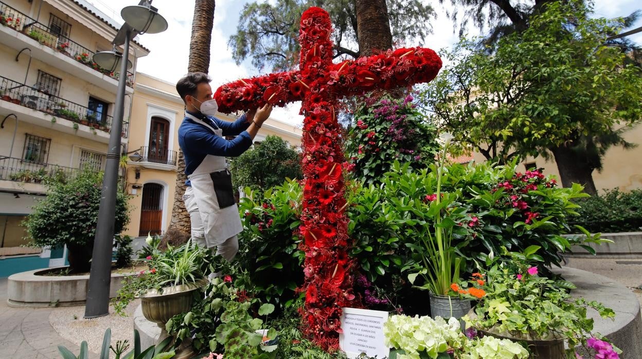 Un hombre prepara una Cruz en abril de 2020, año en que ya no se celebró esta fiesta en Córdoba