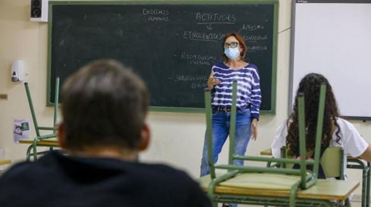 Una docente dando clases en un colegio