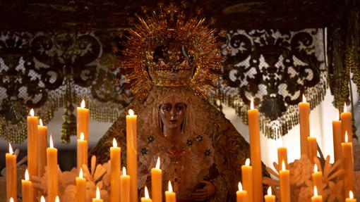 La Esperanza Macarena, en su paso de palio