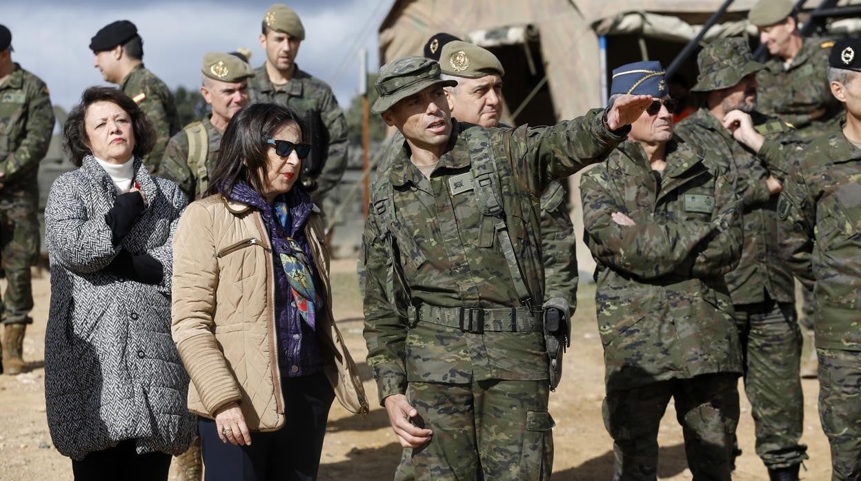 La ministra de Defensa, Margarita Robles, en una visita a Cerro Muriano en noviembre de 2018