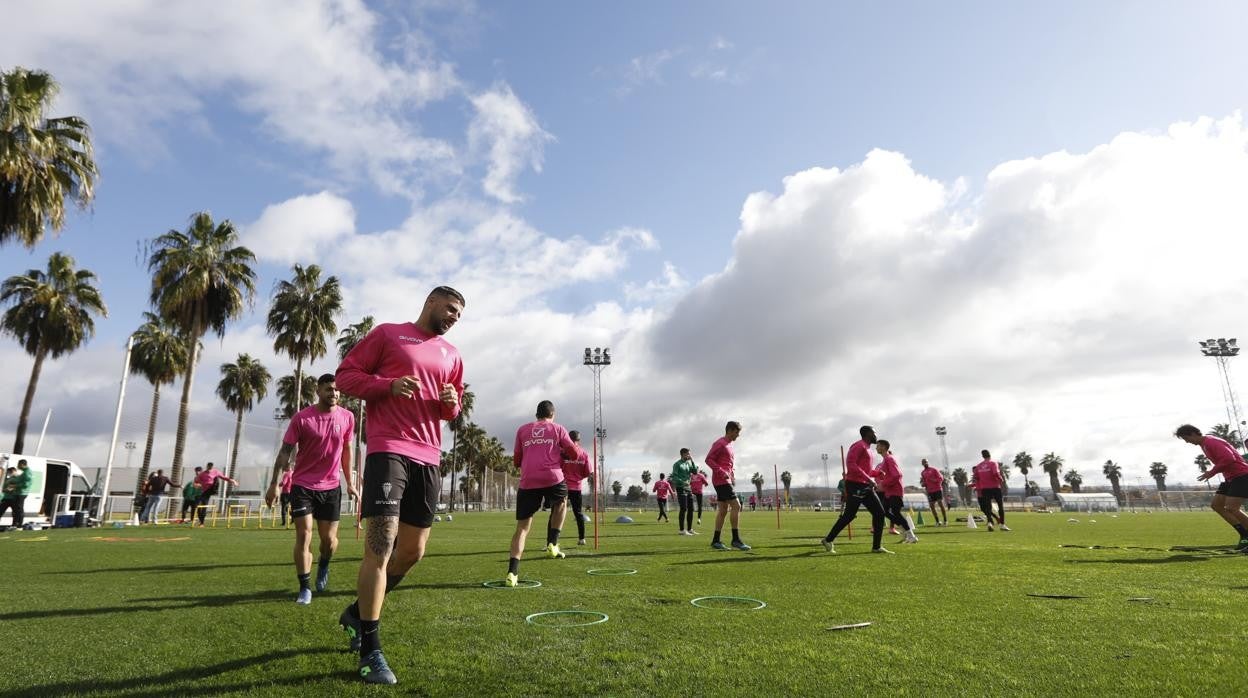 Xavi Molina trota en un entrenamiento del Córdoba esta semana en la Ciudad Deportiva